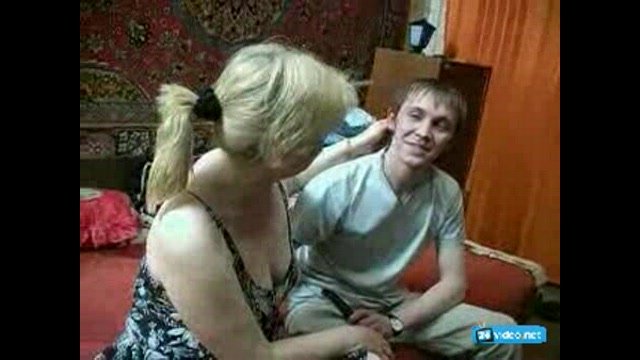 Приголубила сына русская мать, тот возбудился и начал ее смачно ебать
