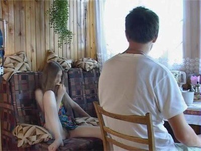 Дочка делает все возможное чтобы соблазнить папу на секс,даже пизденку ему показывает